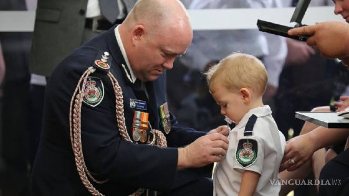 Condecoran a bebé de 19 meses cuyo padre era bombero y murió en los incendios que asolan a Australia