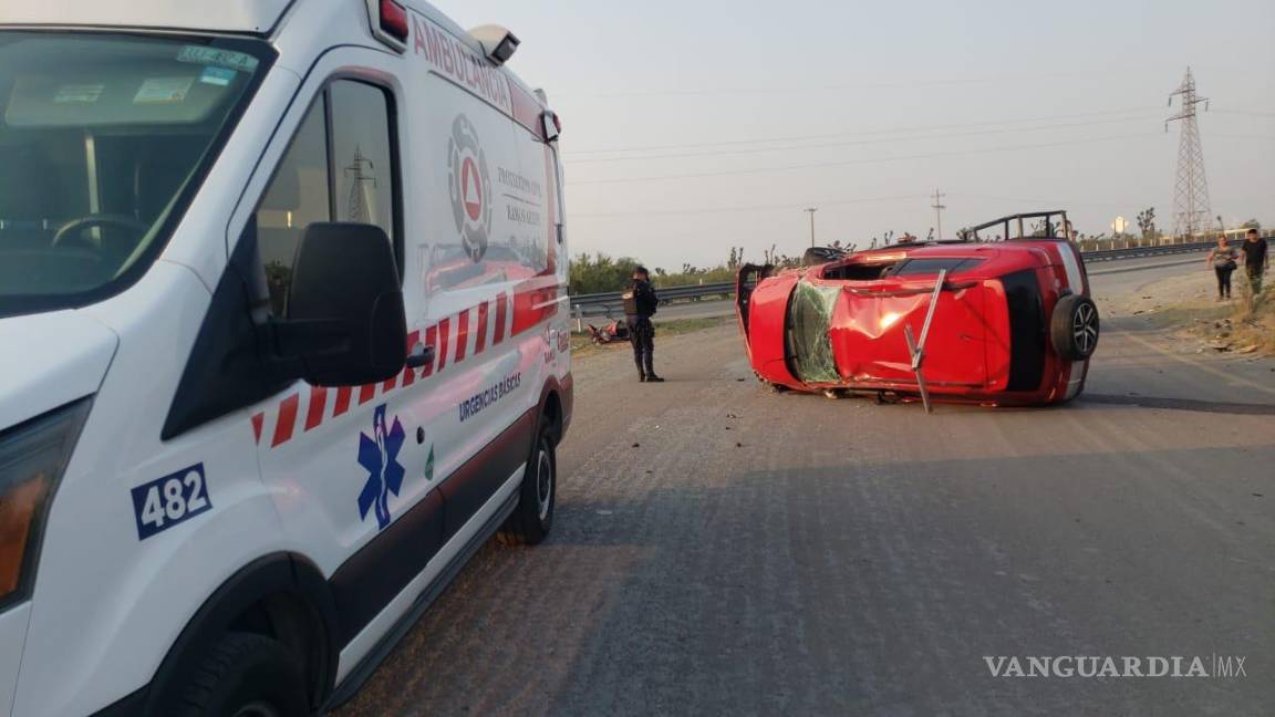 Tráiler le da un ‘llegue’ y lo hace volcar, en la carretera Monterrey-Saltillo