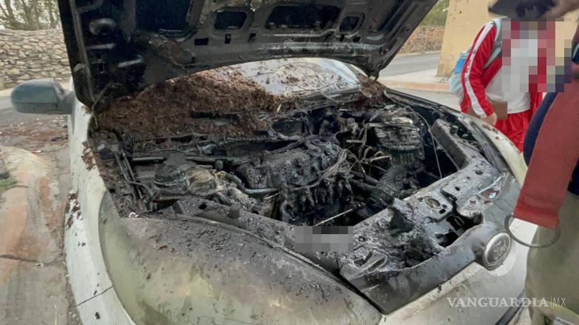 Incendio consume auto recién reparado en Saltillo; falla mecánica, presunta causa