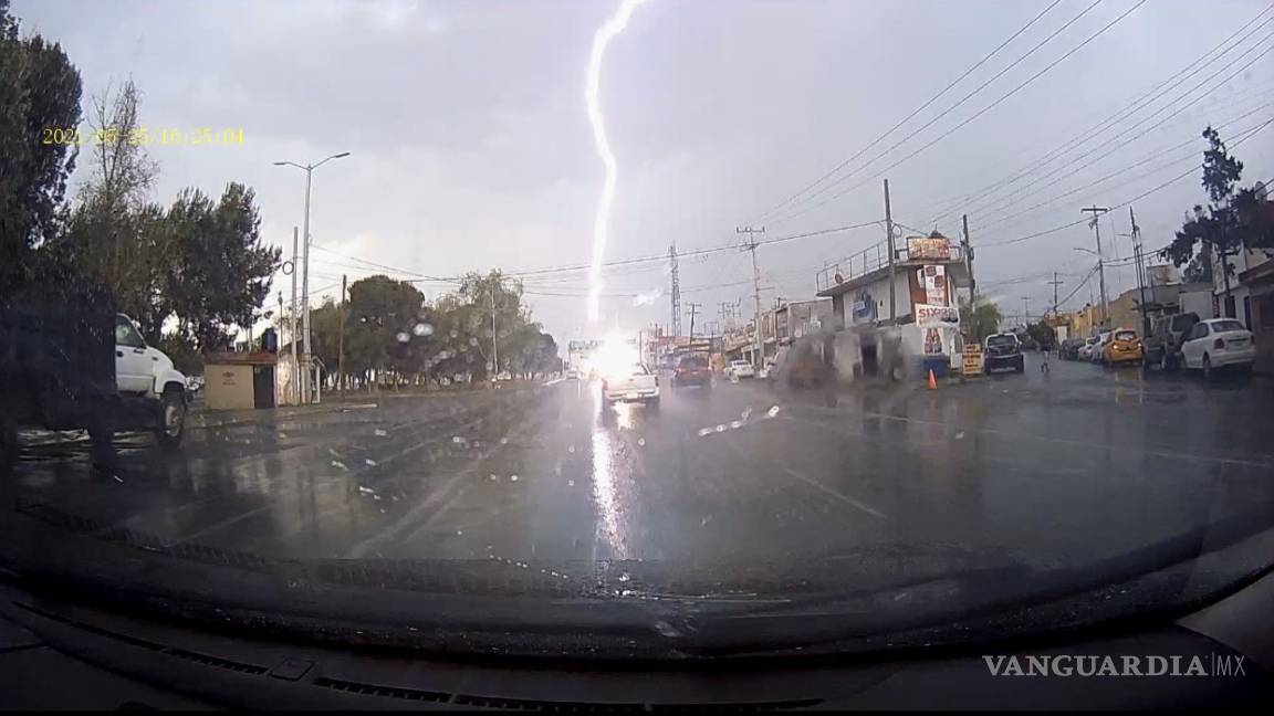 Sorprende tormenta eléctrica a saltillenses; captan 'rayo' en el Distribuidor El Sarape