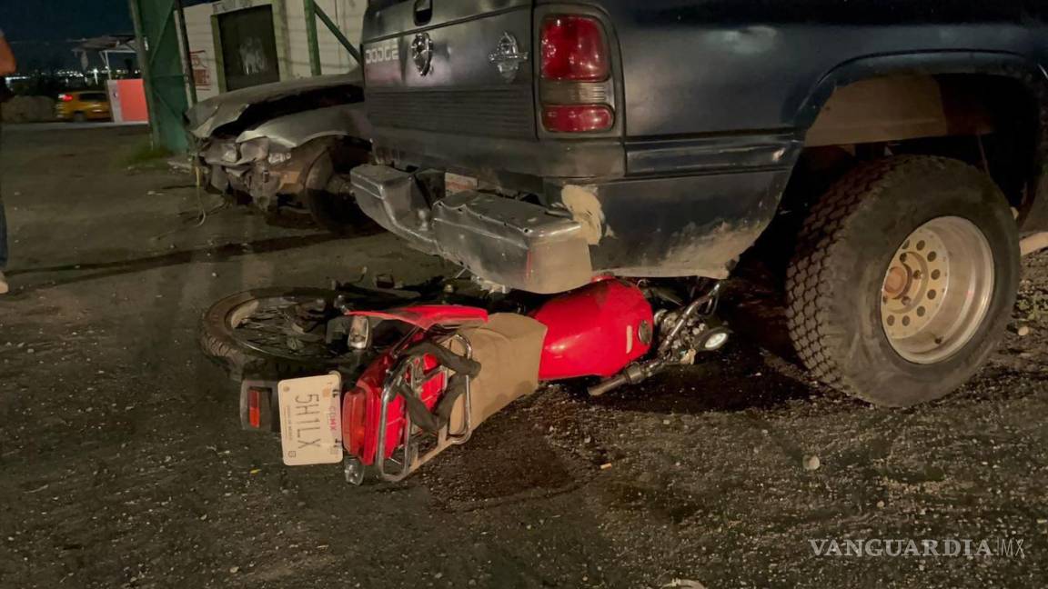 $!La moto teminó destrozada bajo las llantas de la camioneta.