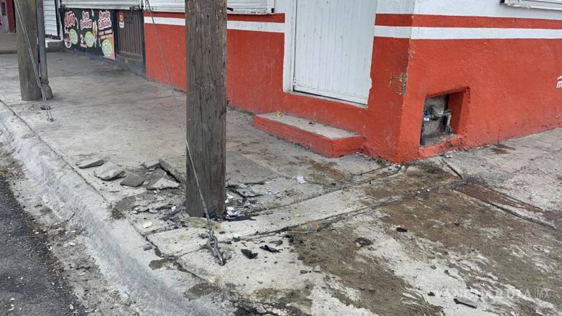 $!El poste estuvo a punto de ser derribado por la camioneta.