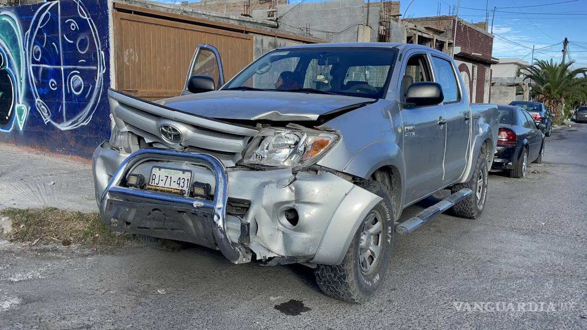 Mujer no respeta alto y provoca accidente, al oriente de Saltillo