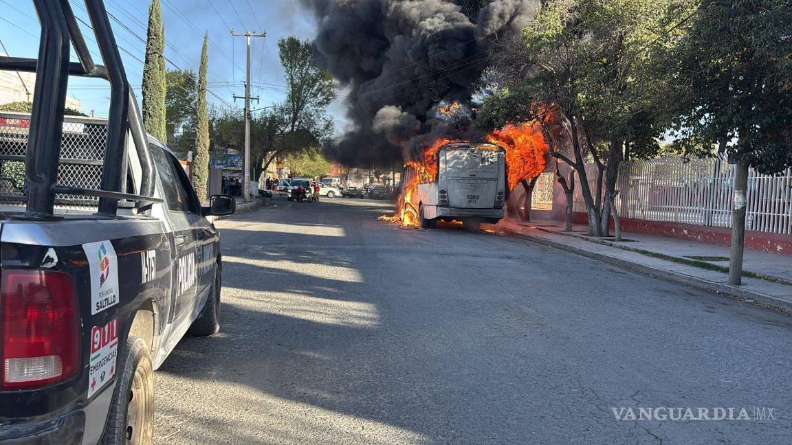 Fuego consume camión de la ruta 13 en Saltillo; pasajeros logran evacuar a tiempo