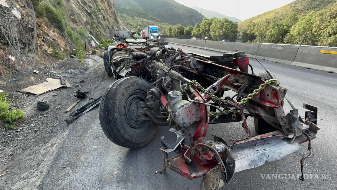 $!La cabina del camión se desprendió del chasis y el remolque, quedando esparcida sobre la carretera.