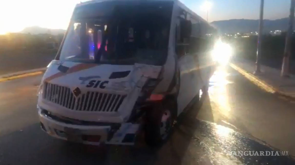 Camión de personal choca con tráiler en bulevar de Saltillo y deja 18 lesionados; dos están delicadas
