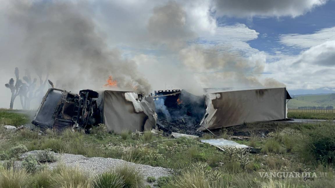 Se salva de milagro: tráiler arde en llamas tras quedar ‘llantas al cielo’ en carretera Matehuala-Saltillo