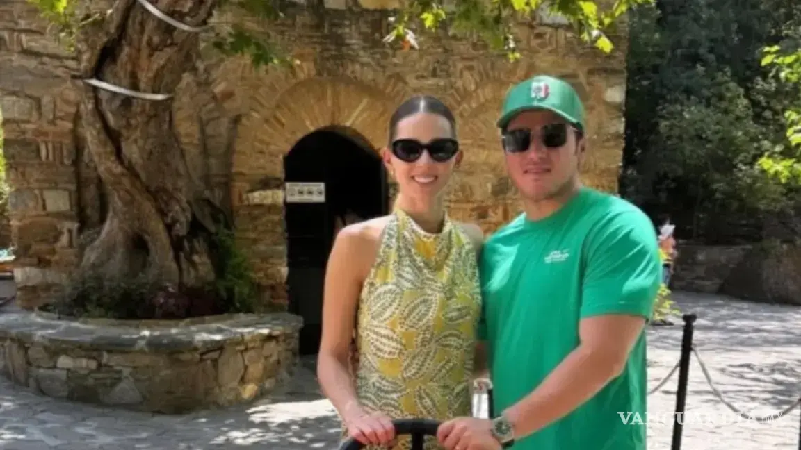 $!El Tal Samuel y Mariana, durante sus vacaciones en Grecia, a donde fueron acompañados por familia y amigos.