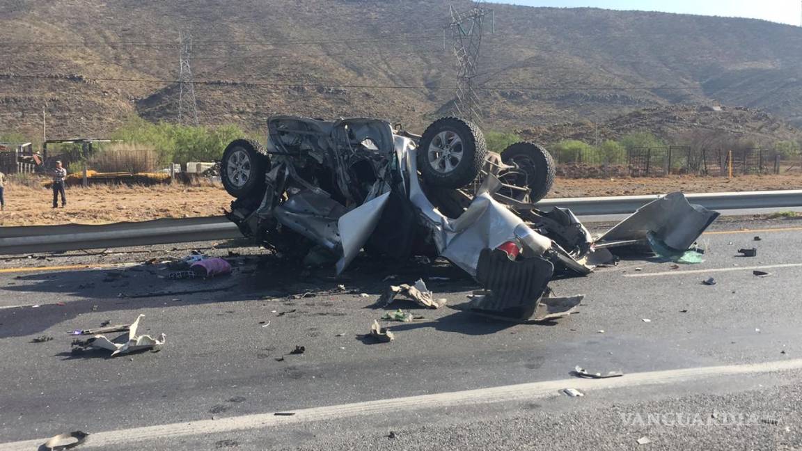 $!Dos personas pierden la vida al impactarse contra tráiler, en la carretera Torreón-Saltillo