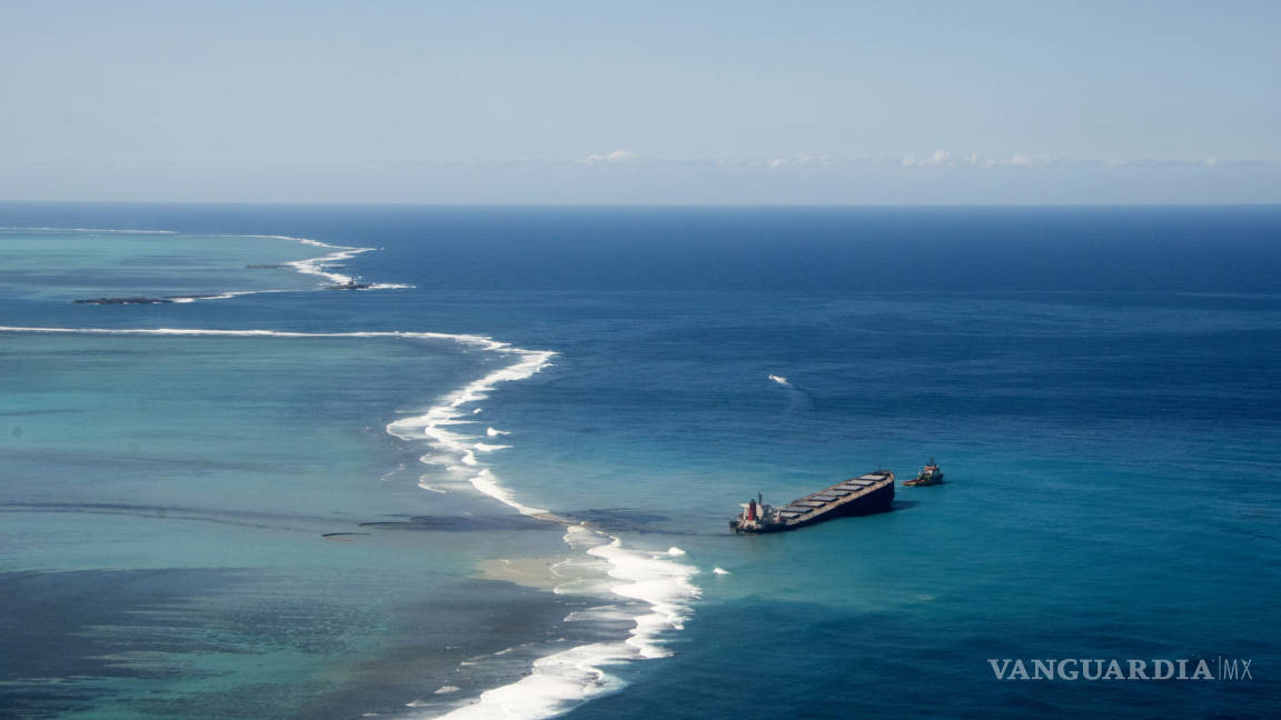 $!El buque MV Wakashio que derramó mil toneladas de combustible en las Islas Mauricio podría partirse en dos