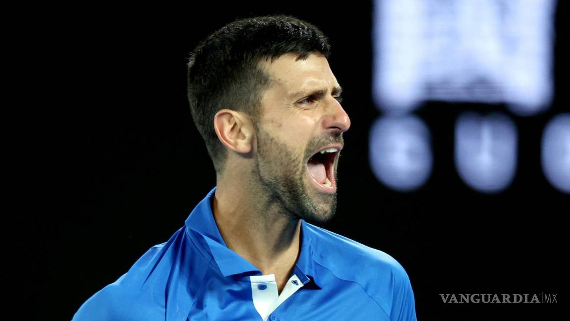 Novak Djokovic avanza en el Australia Open pese a polémica con un aficionado