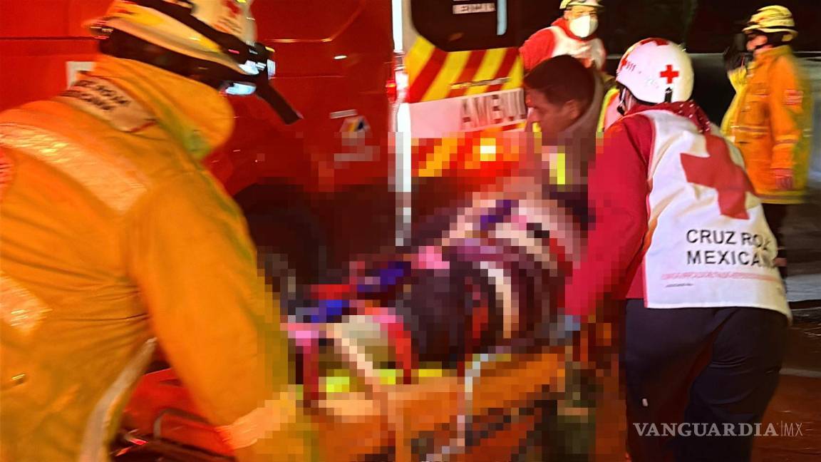 $!Jorge Eduardo Maldonado, de 33 años, fue rescatado tras quedar atrapado dentro de su automóvil después de la volcadura frente a la UAAAN.