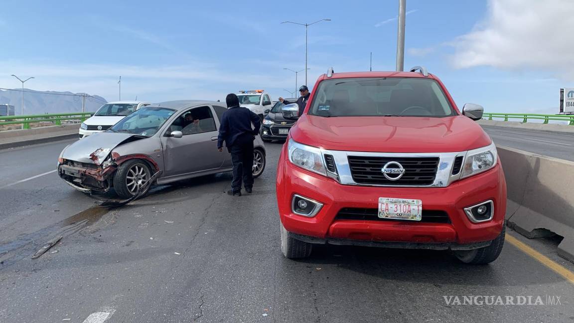 Derrapa automóvil y causa daños en cuatro vehículos