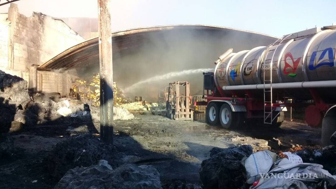 Fuego arrasa con dos fábricas en Gómez Palacio