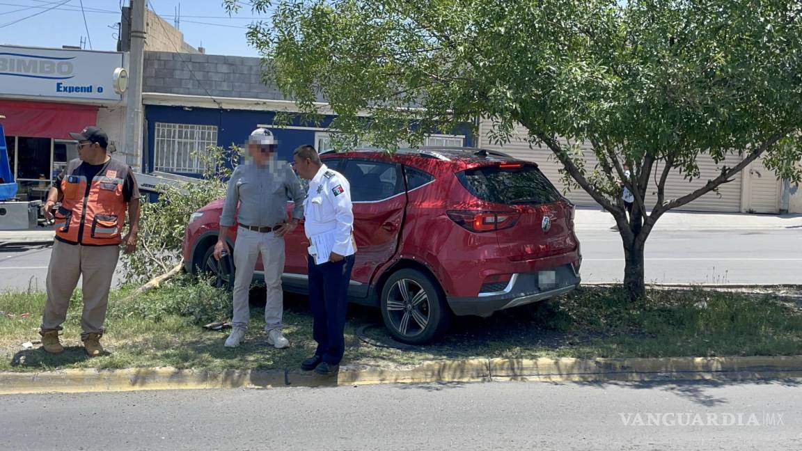 Saltillo: conductor sexagenario no respeta el alto y manda camioneta directo al camellón