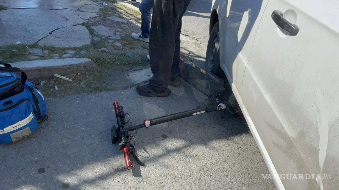 Conductora de Aveo derriba a mujer en patín eléctrico en Saltillo