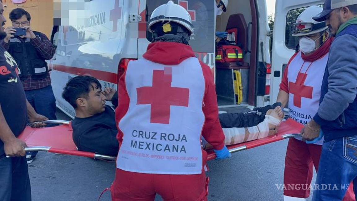 $!Ambos jóvenes fueron trasladados para recibir atención médica tras sufrir fracturas y golpes.