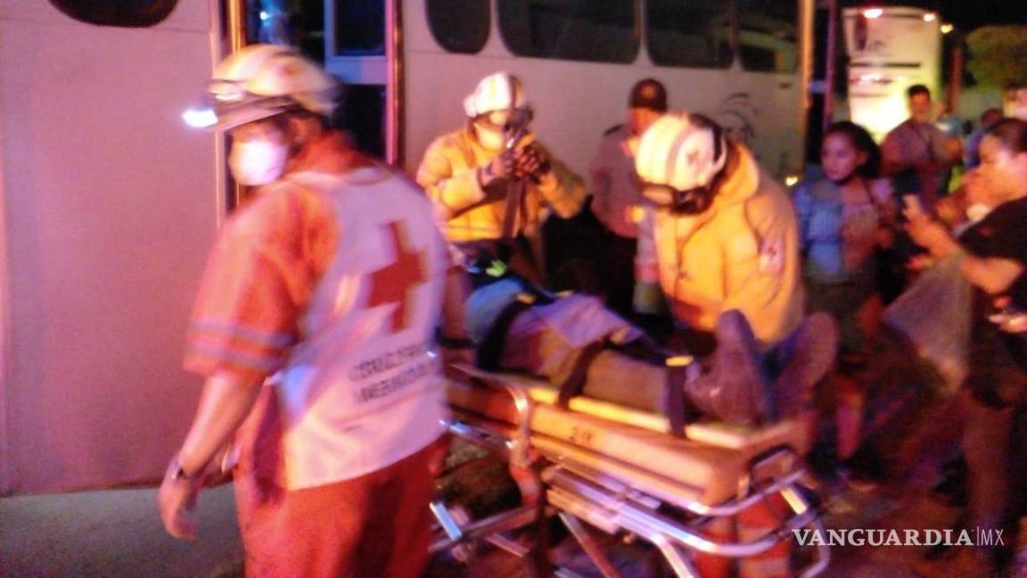 $!El percance de una unidad de transporte dejó 15 lesionados.