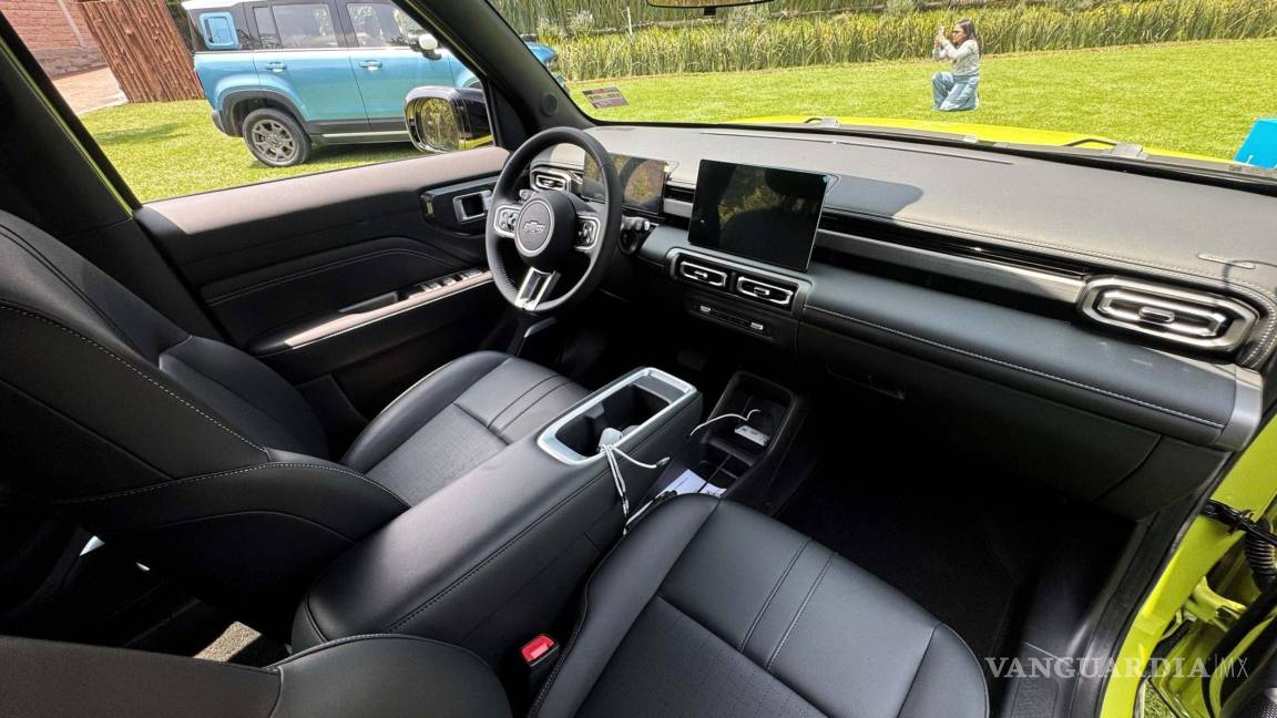 $!La cabina integra dos pantallas y controles intuitivos, destacando su minimalismo funcional.