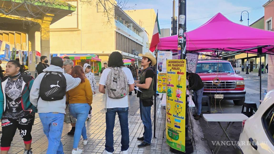 $!Ciudadanos de Saltillo se congregaron en el cruce de las calles Victoria y Acuña, exigiendo un transporte público digno y seguro para todos.