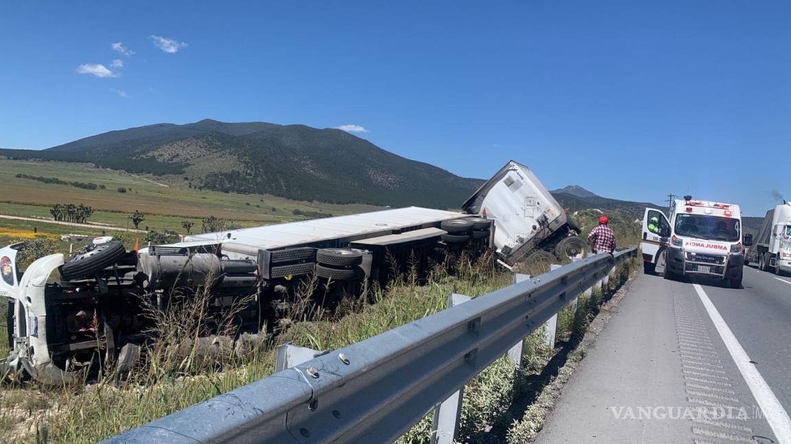 Trailero volcó en la 57, sale ileso