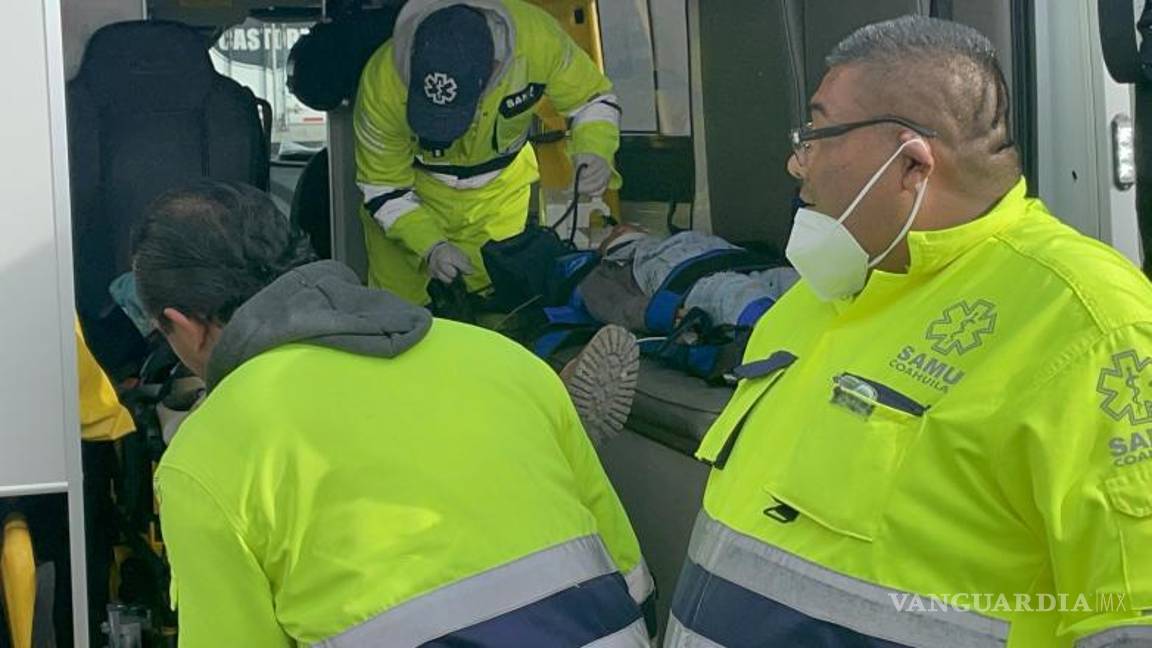 $!Una ambulancia transporta a Odalys, la menor en estado delicado, y a Marcos, el hombre de 50 años, hacia diferentes hospitales para recibir atención médica especializada.