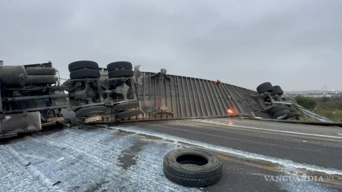 $!El transportista salió ileso tras el incidente y notificó a su aseguradora y a la empresa para evaluar los daños.