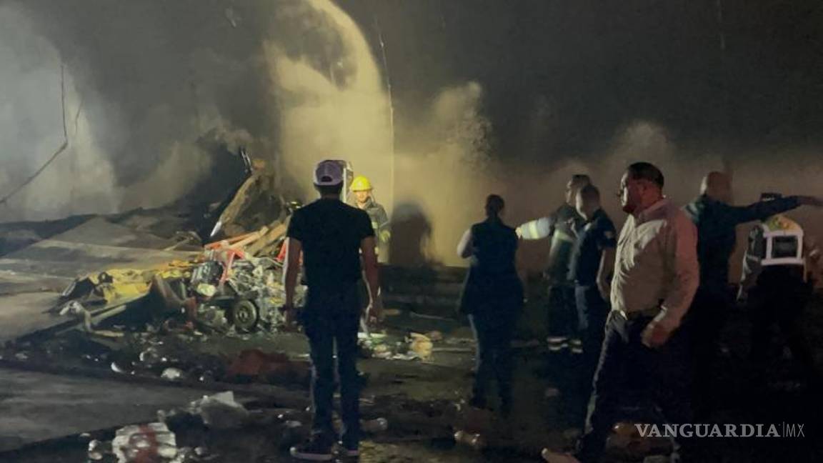 $!La vialidad fue cerrada por al menos cinco horas mientras continuaban las labores de rescate y peritaje.