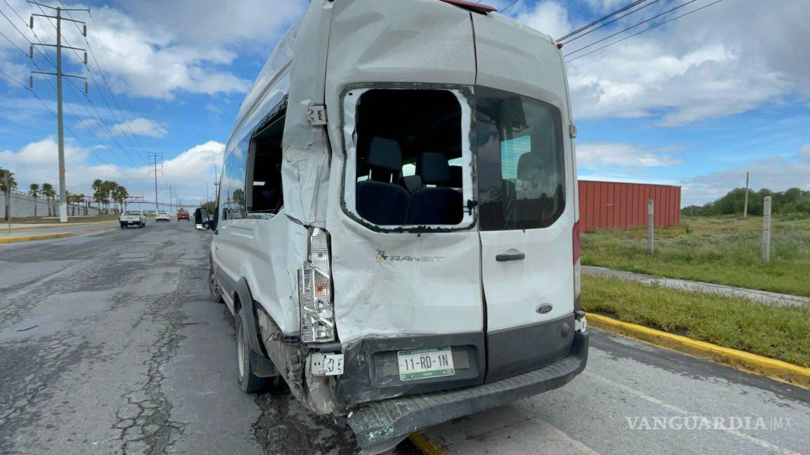 $!La parte trasera del vagón de personal terminó destrozado.