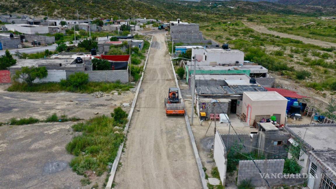 Lleva Alcalde pavimentación a varias calles de la colonia Valle del Poniente, en Saltillo