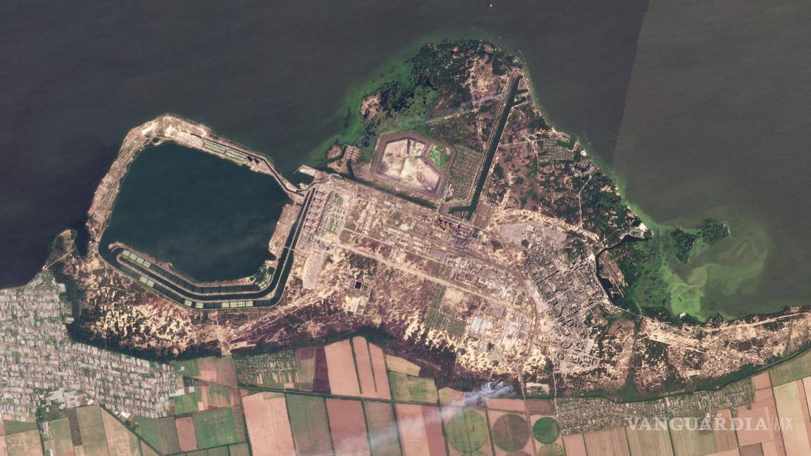 $!Esta imagen compuesta a partir de fotografÃ­as satelitales captadas por Planet Labs PBC muestra humo de incendios en la planta nuclear de Zaporiyia, el jueves 25 de agosto de 2022, en el sureste de Ucrania. (Planet Labs PBC vÃ­a AP)