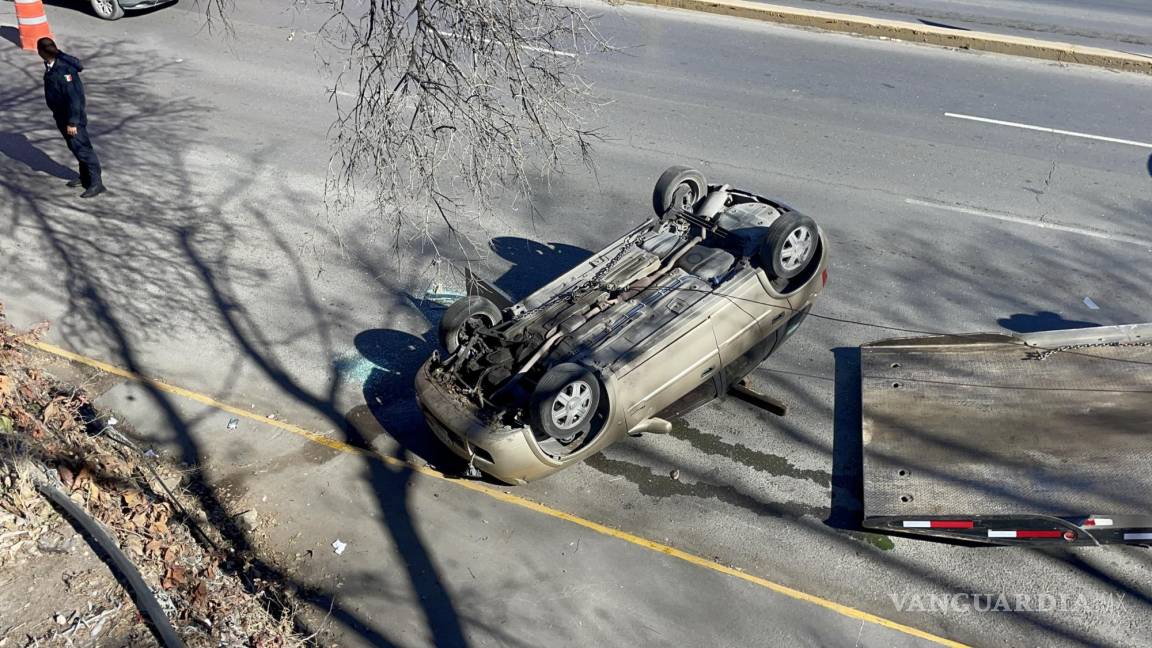 Cae auto desde seis metros en plaza comercial al sur de Saltillo; intentaba estacionarse