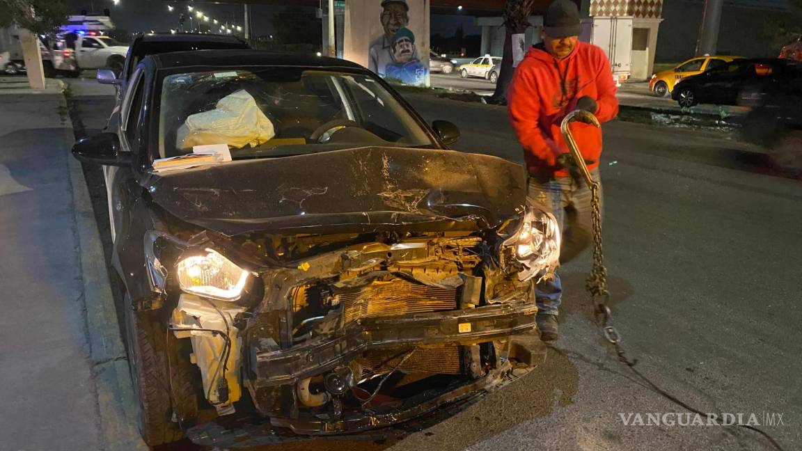 Veloz joven se impacta por alcance contra auto estacionado, huye y lo detienen, al oriente de Saltillo