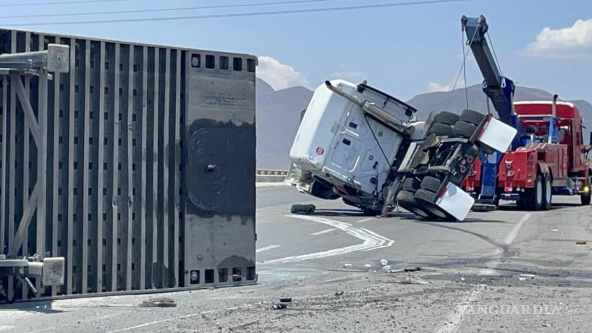 $!La grúa realizó las labores de retiro del tractocamión y la caja.