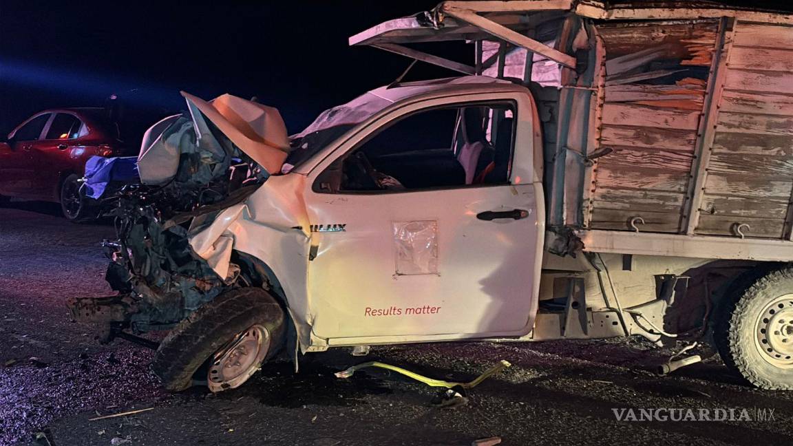 $!El percance ocurrió sobre la carretera libre a Zacatecas, a la altura del ejido La Encantada, y dejó al menos dos personas sin vida y 20 lesionadas.