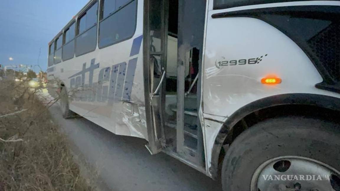 $!La camioneta Ford Explorer y el camión de transporte de personal resultaron con daños materiales tras el choque.