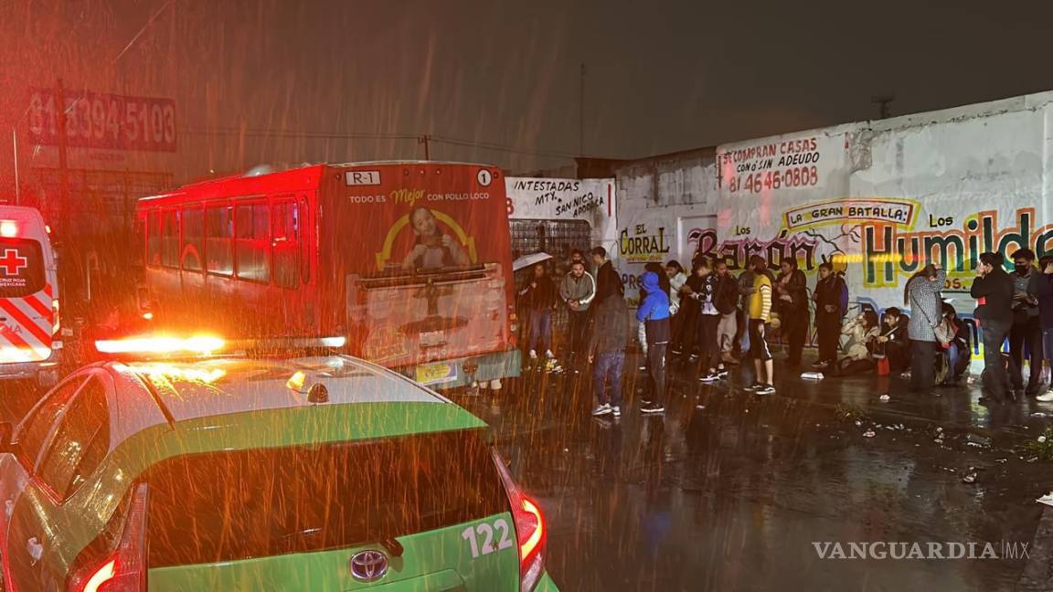 Choca camión de pasajeros por lluvias en Monterrey y deja 10 lesionados