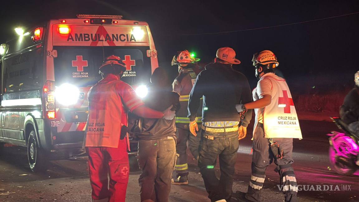 $!Paramédicos de la Cruz Roja brindaron atención a los jóvenes lesionados tras el impacto.