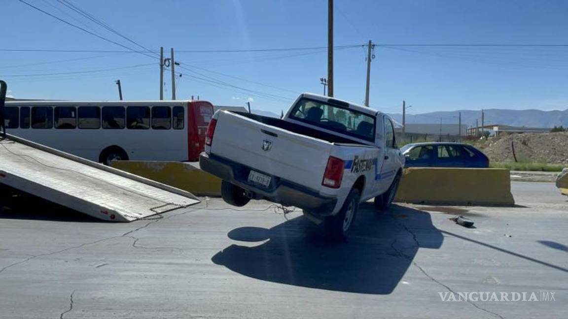 $!La grúa trabajó para retirar la camioneta y llevarla al corralón, mientras se gestionaban los trámites de seguro y multas.