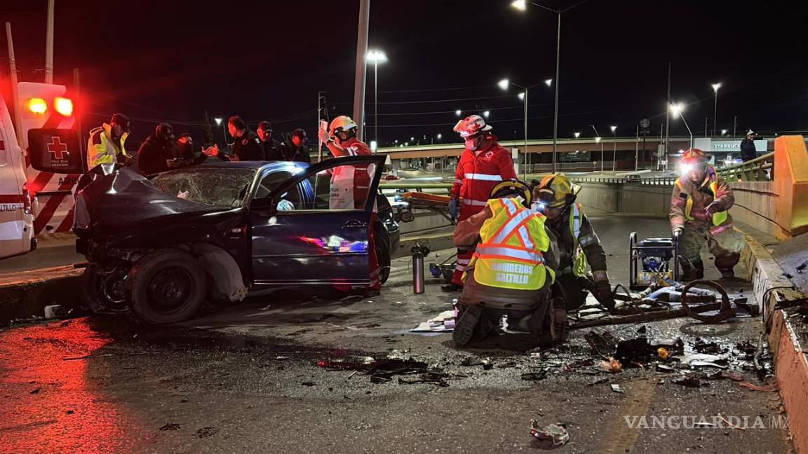 $!Paramédicos de Cruz Roja brindan atención inmediata a los sobrevivientes antes de su traslado al Hospital General.