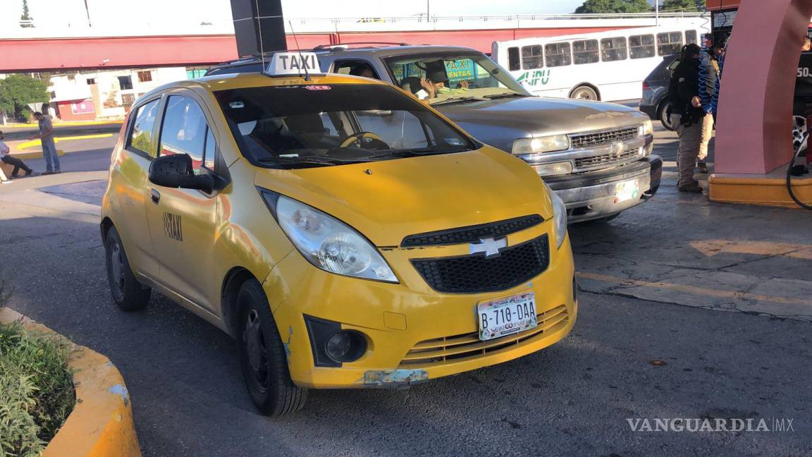 Embiste taxista a empleada de gasolinería al sur de Saltillo