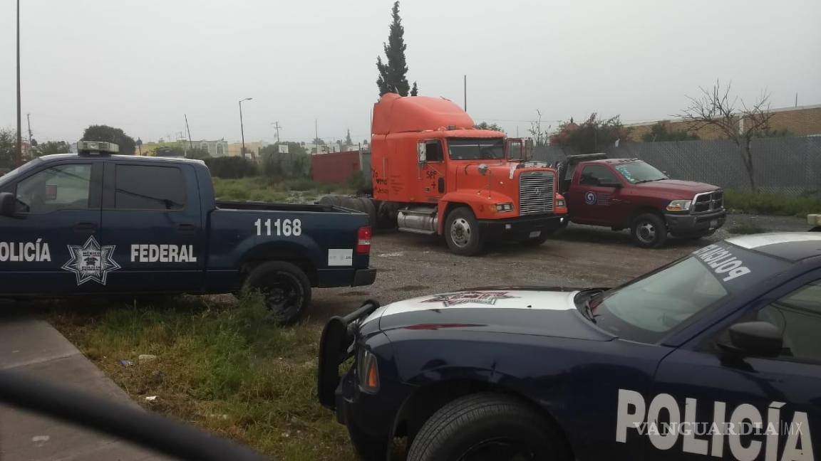 Rescata Fuerza Coahuila a 200 migrantes en un tráiler en la carretera 54