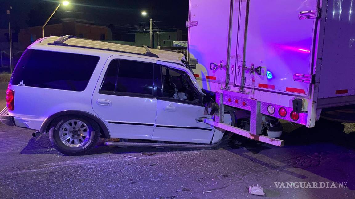 $!Luego de maniobras con grúa, la camioneta fue trasladada al corralón, donde permanecerá hasta que se cubran las sanciones correspondientes.