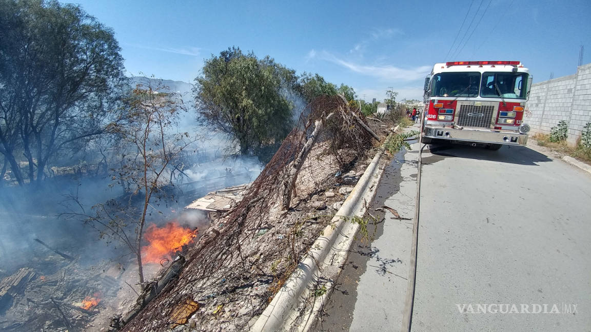 Fuerte incendio consume tejabanes y mueren animales