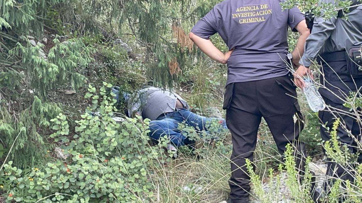$!El cuerpo estaba debajo de un árbol, tirado entre la maleza.