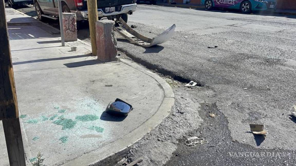 $!Vuelca camioneta tras ser impactada por transporte de personal en Saltillo