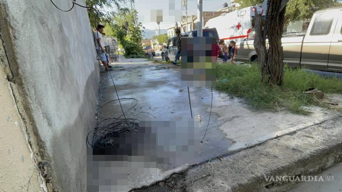 $!La caída ocurrió luego de que una camioneta jalara cables cerca del techo.