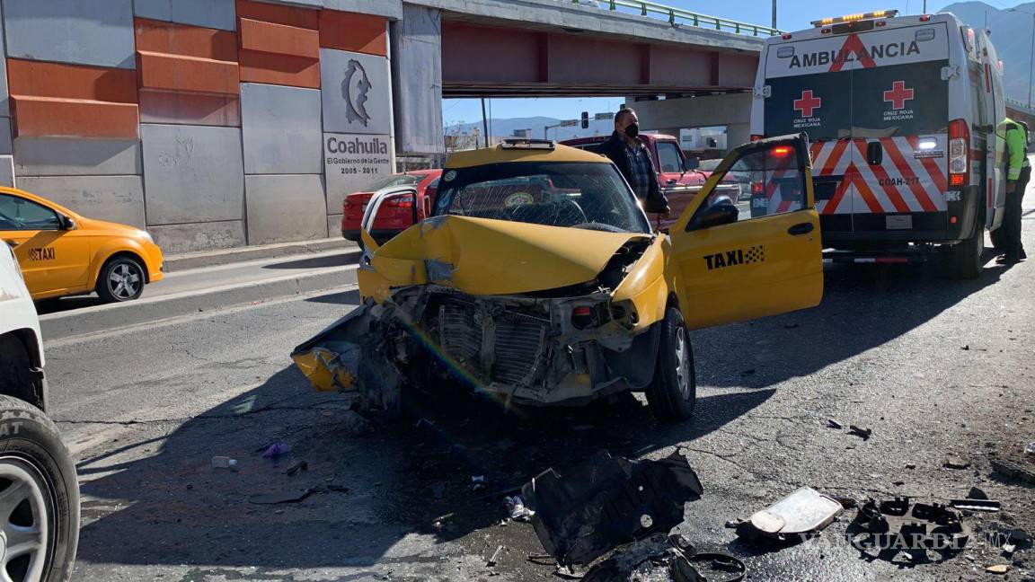 Taxista choca en transitado bulevar de Saltillo, Cruz Roja atiende al herido
