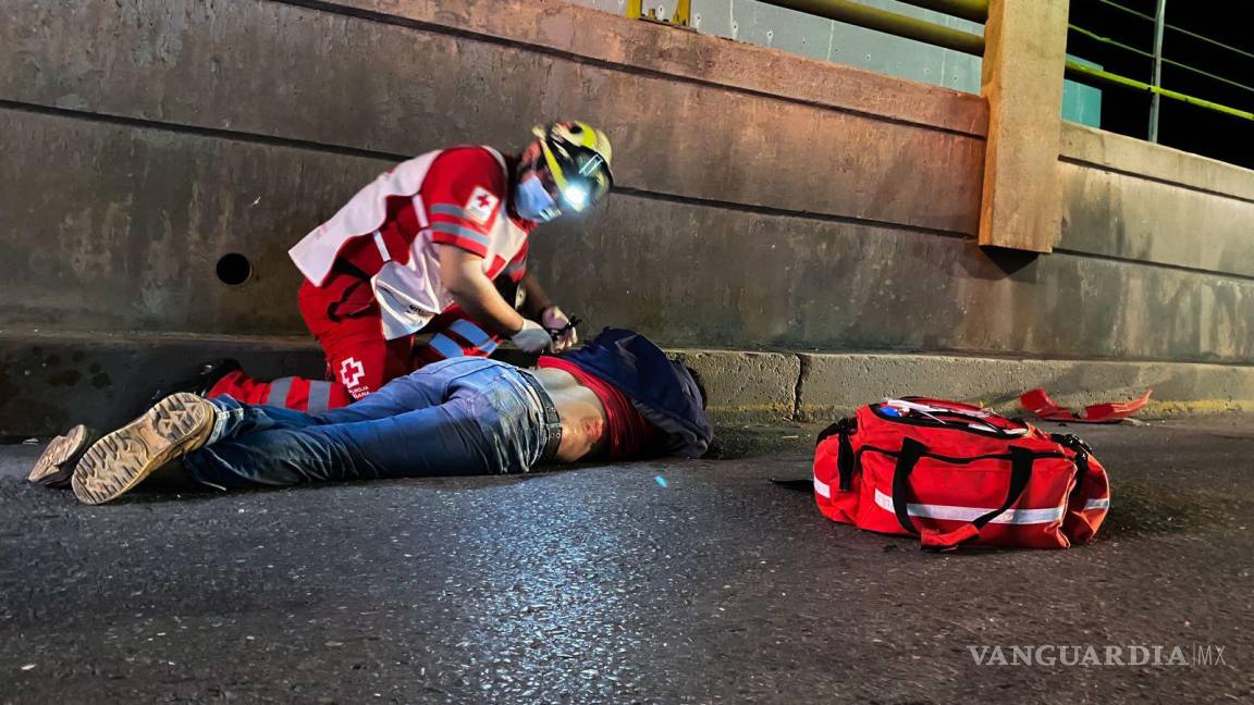 $!Un joven motociclista fue gravemente herido tras ser impactado por una camioneta en el periférico Luis Echeverría Álvarez.