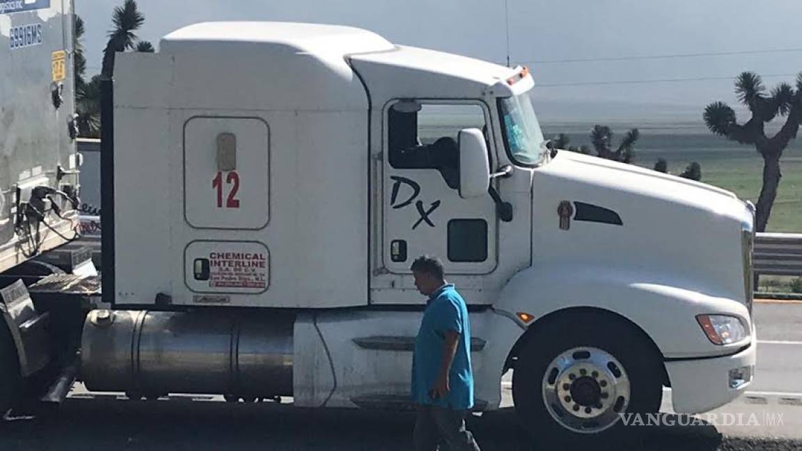 Encuentran sin vida en Arteaga a trailero varado en carretera 57